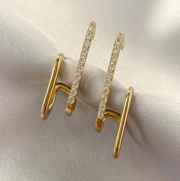 NEW!! 18k Gold Plated Minimalist Diamomd Double Bars Stud Earrings - Picture 1 of 4